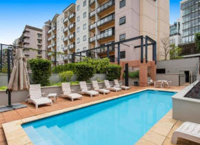 Lovely city apartment with private courtyard, pool, free parking, gym